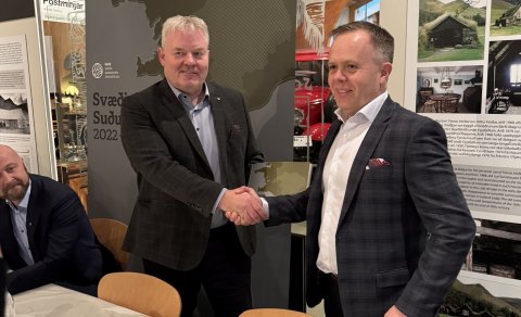 Sigurður Ingi Jóhannsson innviðaráðherra og Helgi Kjartansson takast í hendur við undirritun skipula…