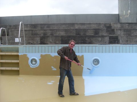 Eyþór að mála Skeiðalaug 2013