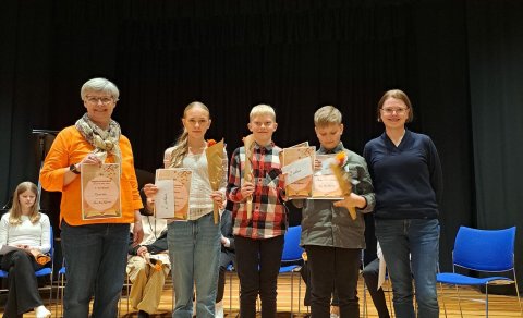 Sigurvegararnir að taka við verðlaunum, frá vinstri: Boletta H. Koch skólastjóri Þjórsárskóla, Ásdís…