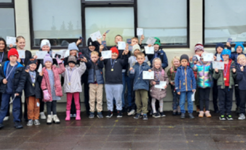 Nemendur með viðurkenningarnar sínar