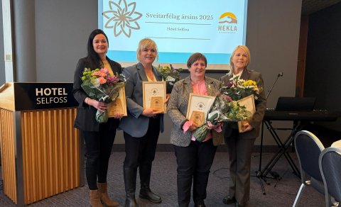 Sveitarstjórar fjögurra sveitarfélaga í Uppsveitum taka við verðlaununum f. Sveitarfélag ársins