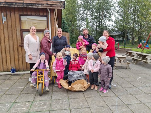 Stjórn kvenfélagsins afhendir útieldhúsið