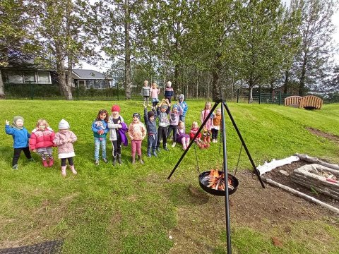 Leikholtskrakkar og útieldhúsið